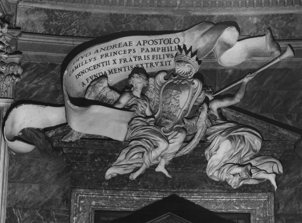 Fame con stemma principesco e cartiglio (scultura) di Rinaldi Giovanni detto Mon